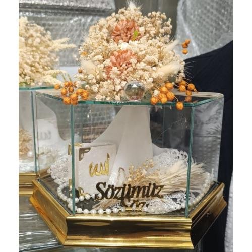 Cam çeyiz sandığı içi dolu süslü nişan bohçası